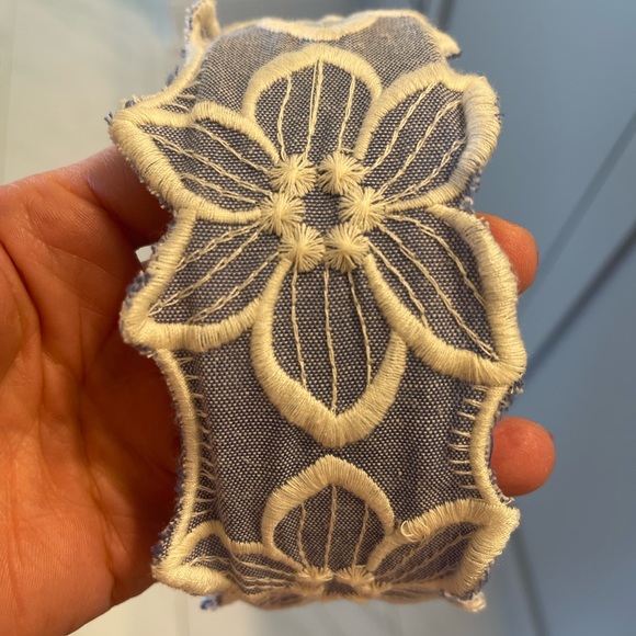 Beautiful head piece with flower design 🌸 - Picture 2 of 3